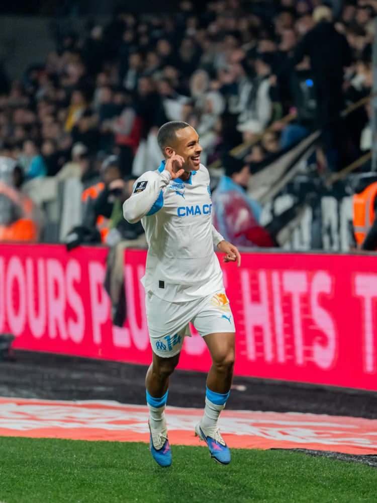 <p>Her iki kanatta ve forvet pozisyonunda g&ouml;rev yapabilen 26 yaşındaki futbolcunun, sarı-lacivertlilerin h&uuml;cum rotasyonuna &ouml;nemli bir alternatif olabileceği değerlendiriliyor.<br />
<br />
(TAKVİM)</p>
