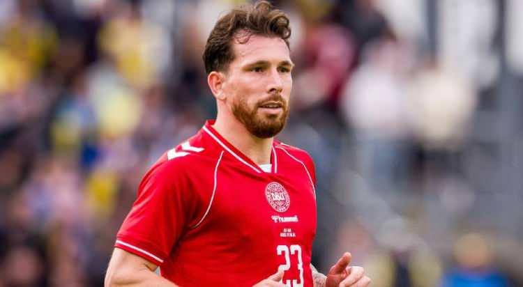 <p>Beşiktaş'ın orta saha adaylarından Pierre-Emile H&ouml;jbjerg i&ccedil;in Marsilya'nın bonservis talebini 25 milyon Euro'dan 10 milyon Euro'ya d&uuml;ş&uuml;rmesi, Siyah-Beyazlılar'ı yeniden harekete ge&ccedil;irdi.<br />
<br />
(FANATİK)</p>
