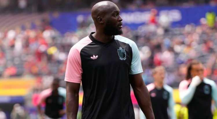 <p>Fenerbah&ccedil;e, Romelu Lukaku transferinde Napoli ile bonservis pazarlığını s&uuml;rd&uuml;r&uuml;rken, Bel&ccedil;ikalı golc&uuml;yle kişisel şartlarda anlaşmaya vardı.<br />
<br />
Napoli ile bonservis pazarlığını s&uuml;rd&uuml;ren sarı-lacivertliler, İtalyan ekibinin &ccedil;ift haneli bonservis beklentisini aşağı &ccedil;ekmesini bekliyor.<br />
<br />
(HABERT&Uuml;RK)</p>
