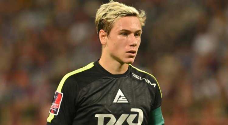 <p>Galatasaray, Lokomotiv Moskova forması giyen Aleksey Batrakov i&ccedil;in yeni bir transfer hamlesine hazırlanıyor.<br />
<br />
Sarı-kırmızılı y&ouml;netim, daha &ouml;nce 21 yaşındaki futbolcu i&ccedil;in Lokomotiv Moskova'ya 25 milyon euroluk teklif yaptı.<br />
<br />
Rus kul&uuml;b&uuml;n&uuml;n bu &ouml;neriye olumlu yanıt vermemesi &uuml;zerine Galatasaray teklifini 30 milyon euroya y&uuml;kseltecek.<br />
<br />
(TAKVİM)</p>
