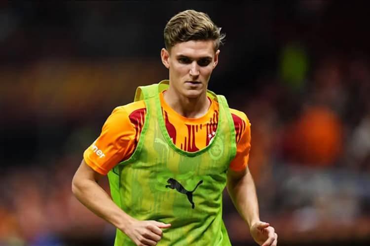 <p>Galatasaray'da yeni sezon planlamasında yer almayan Elias Jelert'e kul&uuml;p bulunamıyor.<br />
<br />
Danimarkalı bonservisiyle g&ouml;ndermek isteyen Galatasaray'a gelen teklifler sadece opsiyonsuz kiralama şeklinde. Sarı-kırmızıların bir s&uuml;re daha bekledikten sonra se&ccedil;eneklerden birini tercih etmesi bekleniyor.<br />
<br />
(TAKVİM)</p>
