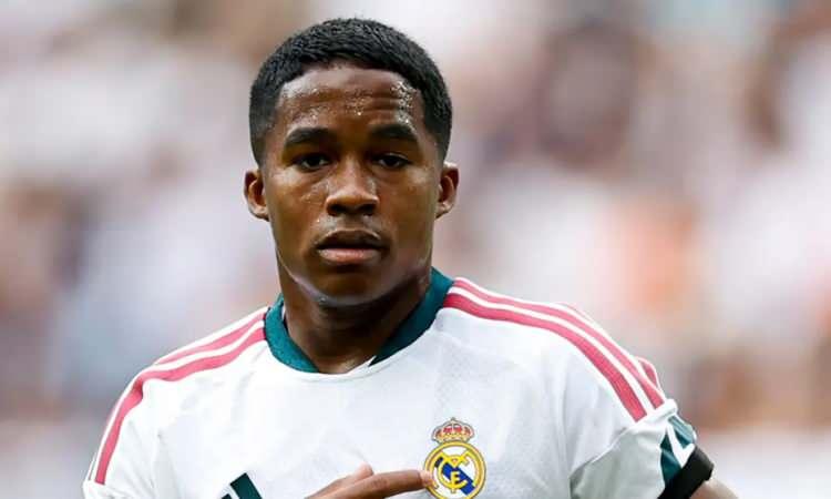 <p>Fenerbah&ccedil;e'den futbol şube sorumlusu Cihan Kamer, Real Madrid y&ouml;netimiyle Endrick'in kiralık transferi konusunda temel şartlarda anlaşma sağladı.<br />
<br />
&nbsp;(FANATİK)</p>
