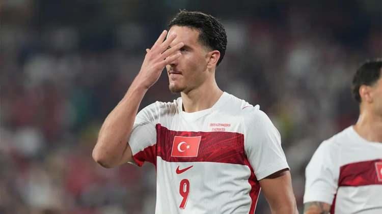 <p>Galatasaray'da forvet transferi i&ccedil;in &ccedil;alışmalar devam ediyor.<br />
<br />
Porto forması giyen milli futbolcu Deniz G&uuml;l, menajerler aracılığıyla sarı-kırmızılılara &ouml;nerildi.<br />
<br />
(AKŞAM)</p>
