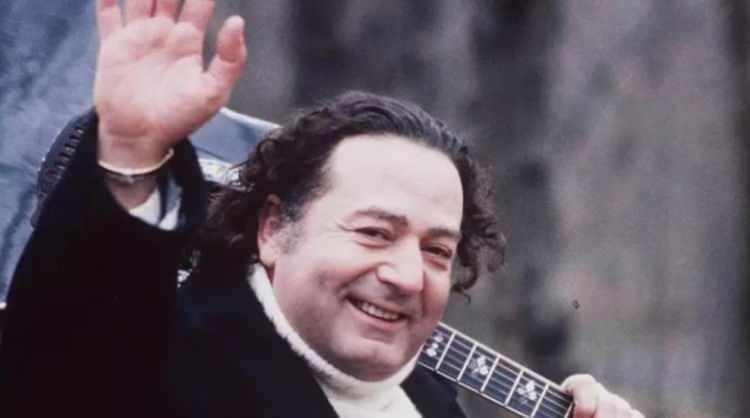 <p>"Odalarda Işıksızım", "Yemin Ettim", "Geceler", "Ben Anadolu &Ccedil;ocuğuyum" ve "Allah'ım Neydi G&uuml;nahım" adlı unutulmaz eserlere imza atan yorumcu, besteci ve şarkı s&ouml;z&uuml; yazarı Kayahan'ın vefatının &uuml;zerinden 10 yıl ge&ccedil;ti.&nbsp;</p>
