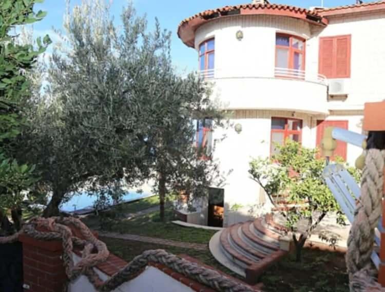 <div>K&ouml;şk&uuml;n satış bedeli ise tam tamına 130 milyon TL.</div>

<div>&nbsp;</div>
