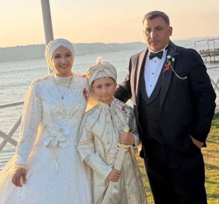 <p><span style="color:rgb(178, 34, 34)">SORUŞTURMADA 2 TUTUKLAMA</span></p>

<p>Yaşanan olayla ilgili &Ccedil;anakkale Cumhuriyet Başsavcılığı soruşturma başlattı. Soruşturma kapsamında &Ccedil;anakkale İl Emniyet M&uuml;d&uuml;rl&uuml;ğ&uuml; ekiplerince ila&ccedil;lama yapılan ev sahibi Ev sahibi Z. B. ila&ccedil;lama şirketinin m&uuml;d&uuml;r&uuml; &Ouml;. E. ile şirket &ccedil;alışanı B. E. S. g&ouml;zaltına alındı</p>
