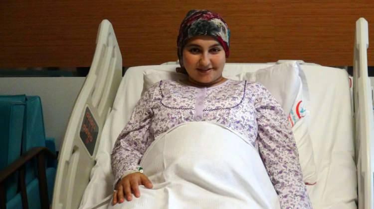 <p><strong>​</strong>&Ccedil;anlı, eşi ve oğlunu kendi imkanlarıyla Mehmet Akif Ersoy &Ccedil;anakkale Devlet Hastanesi g&ouml;t&uuml;rd&uuml;.</p>
