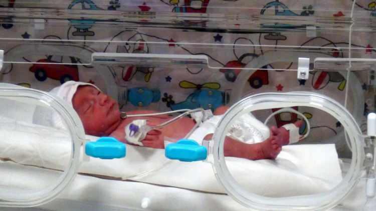 <p>&Ccedil;ANAKKALE MEHMET AKİF ERSOY DEVLET HASTANESİ'NDE D&Uuml;NYAYA GELEN İLK BEBEK</p>
