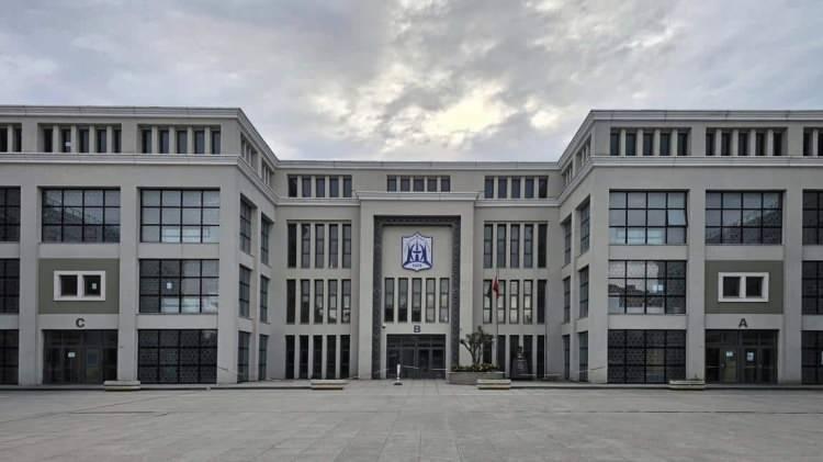 <p><span style="color:#B22222"><strong>18-&nbsp;KADIK&Ouml;Y ANADOLU İMAM HATİP LİSESİ</strong></span></p>

<p><strong>Taban puan:&nbsp;472,39</strong></p>
