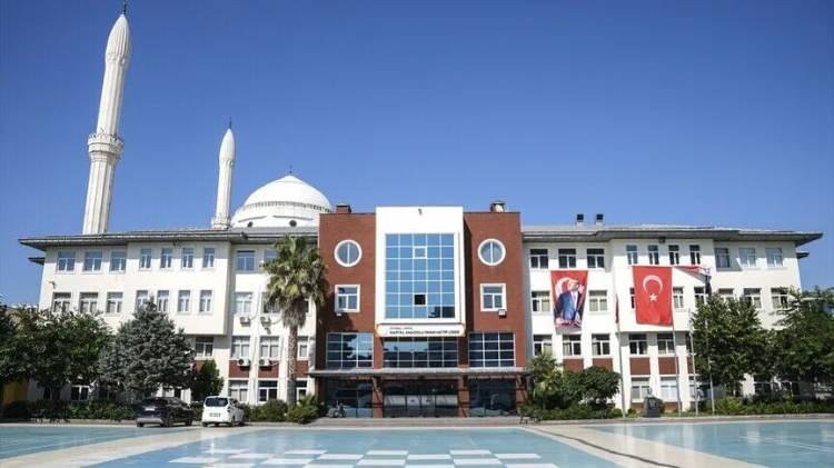 <p><span style="color:#B22222"><strong>10-&nbsp;KARTAL ANADOLU İMAM HATİP LİSESİ</strong></span></p>

<p><strong>Taban puan:&nbsp;483,43</strong></p>
