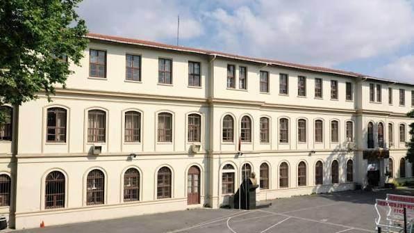 <p><span style="color:#B22222"><strong>5-&nbsp;CAĞALOĞLU ANADOLU LİSESİ</strong></span></p>

<p><strong>Taban puanı:&nbsp;493,35</strong></p>

