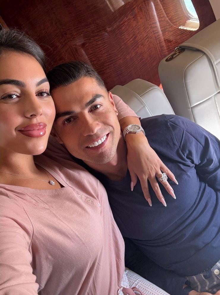 <p>Ronaldo &ccedil;ocukluğunu ge&ccedil;irdiği Portekiz&rsquo;in Maderia Adası&rsquo;nda &ouml;n&uuml;m&uuml;zdeki hafta sonu evleneceği iddiaları magazin d&uuml;nyasında yankılandı.</p>
