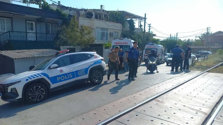<p>Motosikletiyle seyir halinde olan &Ccedil;etin Kıtıllı ve arkasındaki oğlu Ayaz Kıtıllı'ya, başka bir motosikletle arkalarından gelen kimliği belirsiz kişi tarafından tabancayla ateş a&ccedil;ıldı</p>
