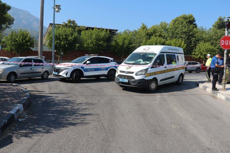<p>Sağlık ekibinin m&uuml;dahalesinin ardından &Ccedil;etin Kıtıllı &ouml;zel bir hastaneye, oğlu Ayaz Kıtıllı ise Manisa Şehir Hastanesi'ne kaldırıldı.</p>
