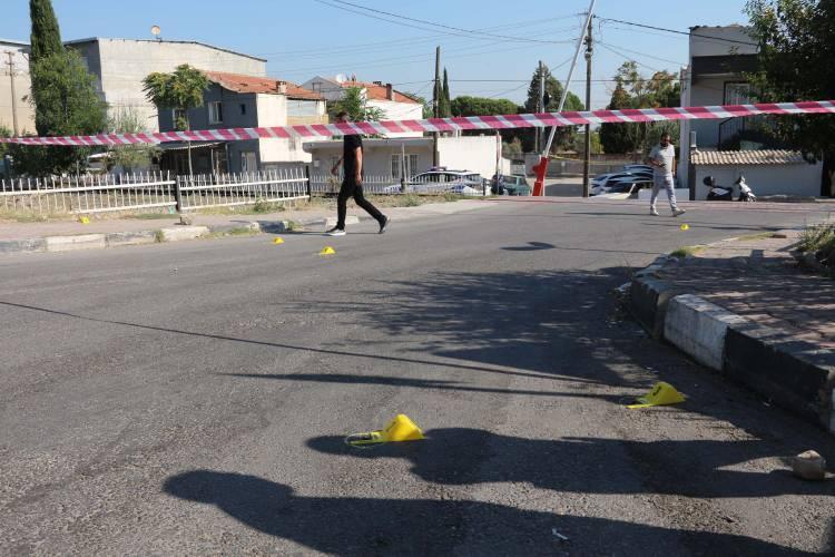 <p>Saldırının ger&ccedil;ekleştiği sokakta detaylı inceleme yapan polis, ş&uuml;phelinin kimliğinin tespit edilip yakalanması i&ccedil;in &ccedil;alışma başlattı.&nbsp;</p>

<p>&nbsp;</p>

<p><span style="color:#A52A2A"><strong><em>KAYNAK: DHA&nbsp;</em></strong></span></p>
