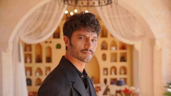 <p><strong>Yeni sezonda Halef dizisindeki performansıyla adından s&ouml;z ettiren ve koyu bir Fenerbah&ccedil;e taraftarı olduğunu bilinen &uuml;nl&uuml; oyuncu İlhan Şen, &uuml;niversite tercihinde inşaat m&uuml;hendisliğini se&ccedil;me nedeninin eski Fenerbah&ccedil;e Başkanı Aziz Yıldırım olduğunu a&ccedil;ıkladı.</strong></p>
