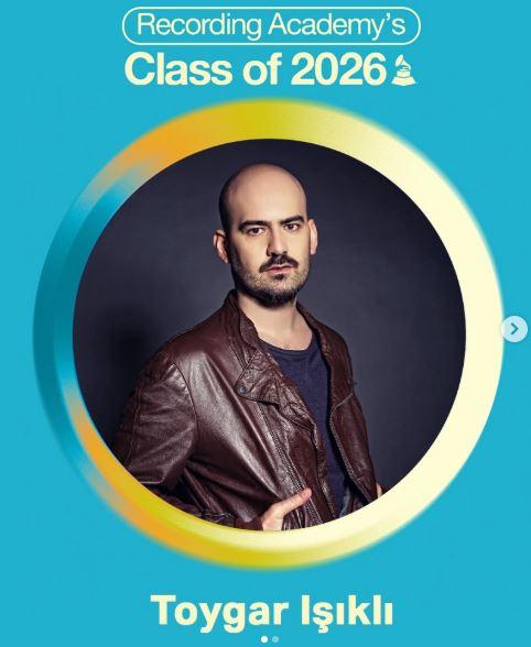 <p><strong>GRAMMY &Ouml;D&Uuml;LLERİNDE OY KULLANACAK &Uuml;YE OLDU</strong></p>

<p>&nbsp;</p>

<p>"Aşk-ı Memnu", "Med Cezir", "Kara Sevda", "Yaprak D&ouml;k&uuml;m&uuml;", "Kuzey G&uuml;ney", "İ&ccedil;erde", "Dudaktan Kalbe", "Yargı", "Ezel" gibi T&uuml;rk dii sekt&ouml;r&uuml;ne y&ouml;n veren projelerin m&uuml;ziklerini besteleyip seslendiren Toygar Işıklı d&uuml;nyanın en prestijli &ouml;d&uuml;l t&ouml;renleri arasında yerini alan Grammy &Ouml;d&uuml;lleri&rsquo;nde oy kullanılacak Recording Academy &uuml;yeleri arasına se&ccedil;ildi.</p>
