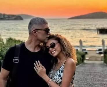 <p>&Ouml;zcan Deniz ve Samar Dadgar, evliliklerinin ardından da birbirlerine yaptıkları romantik paylaşımlarla sık sık magazin g&uuml;ndemine geliyor.</p>
