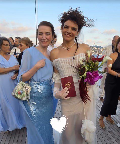 <p>Yalnızca yakın &ccedil;evrelerini davet eden &ccedil;iftin, nikah t&ouml;reninde sade bir tercih yaptığı g&ouml;r&uuml;ld&uuml;.</p>
