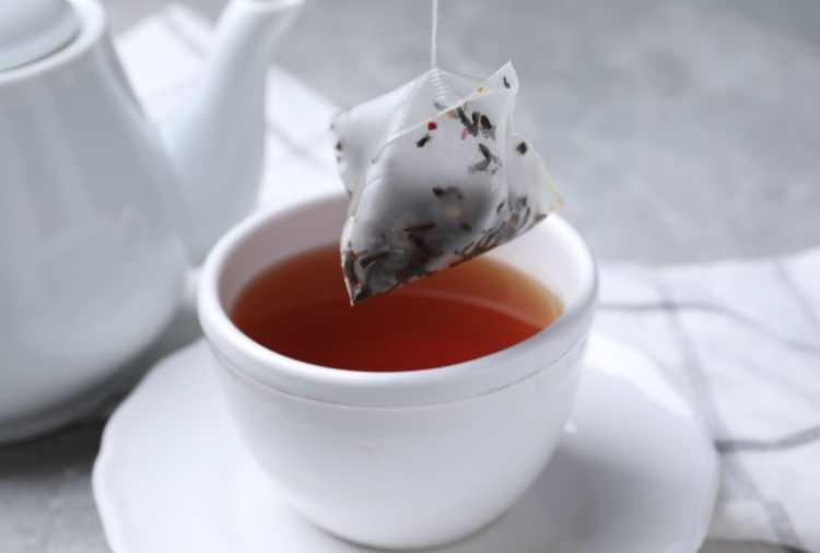 <p>&Ccedil;ay poşetlerinde kullanılan plastik bazlı malzemelerin sıcak suyla temas ettiğinde mikroplastik ve nanoplastik par&ccedil;acıklar salabileceğine dikkat &ccedil;eken M&uuml;ft&uuml;oğlu, bu durumun g&ouml;z ardı edilmemesi gerektiğini vurguladı.</p>
