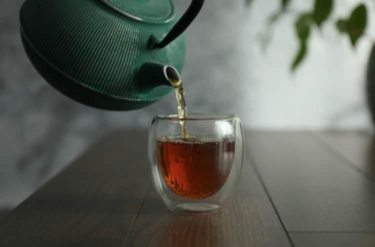 <p>Sağlıklı &ccedil;ay t&uuml;ketimi i&ccedil;in &ouml;nerilerde bulunan M&uuml;ft&uuml;oğlu, cam, porselen ya da metal s&uuml;zge&ccedil;te demlenen d&ouml;kme &ccedil;ayın daha g&uuml;venli bir se&ccedil;enek olduğunu vurguladı.&nbsp;</p>
