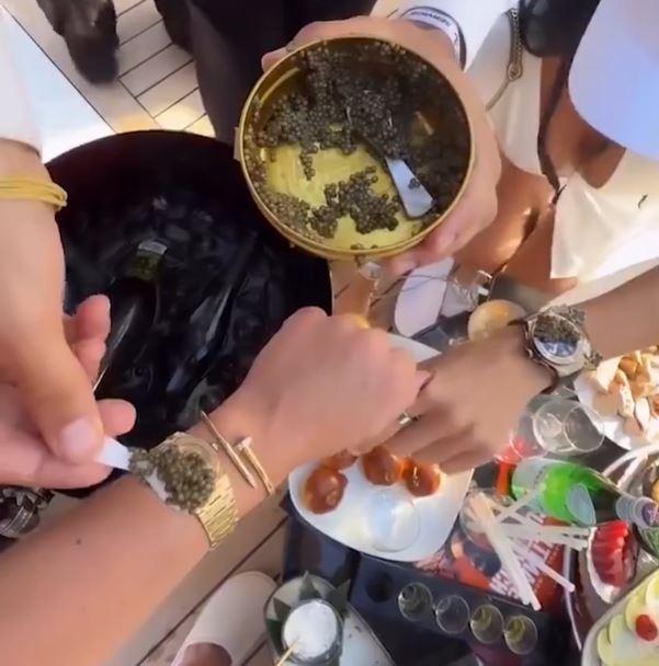Bu da zenginlerin akımı: Bodrum&rsquo;da l&uuml;ks saat &uuml;zerinde havyar yeme g&ouml;rg&uuml;s&uuml;zl&uuml;ğ&uuml;