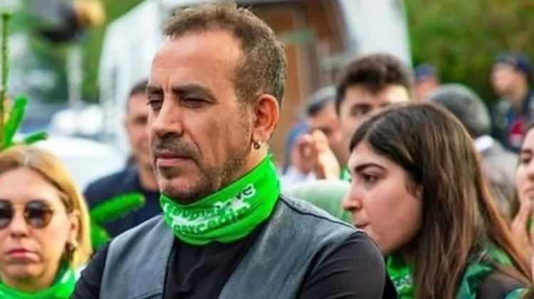 <p><span style="color:rgb(165, 42, 42)"><strong>BAĞIŞLARIN AKIBETİ MERCEK ALTINDA</strong></span></p>

<p>Soruşturmanın temel başlıklarından birini, kamuoyundan toplanan y&uuml;ksek tutarlı bağışların hangi ama&ccedil;larla ve hangi kişi ya da şirketlere aktarıldığı oluşturuyor.</p>

<p>&nbsp;</p>

<p>Savcılık ve mali inceleme birimlerinin; dernek hesaplarına giren paralar ile hesaplardan &ccedil;ıkan &ouml;demeler arasındaki bağlantıyı, ticari işlem a&ccedil;ıklamalarını ve hukuki a&ccedil;ıdan inceleme gerektiren transferleri araştırdığı bildirildi.</p>

<p>İnceleme kapsamında banka dekontları, bağış makbuzları, dernek muhasebe kayıtları ve harcama belgeleri karşılaştırılacak.</p>
