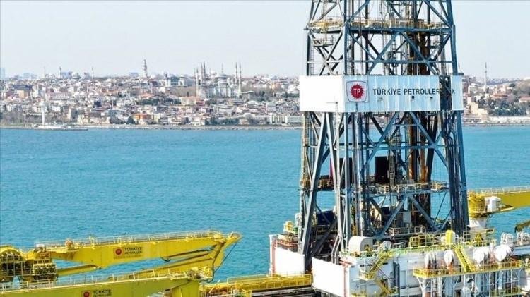 <div>Enerji ve Tabii Kaynaklar Bakanı Alparslan Bayraktar, T&uuml;rkiye'nin enerjide tam bağımsızlık hedefi doğrultusunda &uuml;&ccedil; kıtada faaliyet g&ouml;sterdiğini belirterek "T&uuml;rkiye, Kerk&uuml;k'ten Somali'ye, Libya'dan Umman'a, Azerbaycan'dan Macaristan'a kadar kara ve denizde g&uuml;&ccedil;l&uuml; ortaklıklarla enerji piyasasında aktif ve g&uuml;&ccedil;l&uuml; bir &uuml;lke konumuna geliyor." dedi.</div>

<div>&nbsp;</div>
