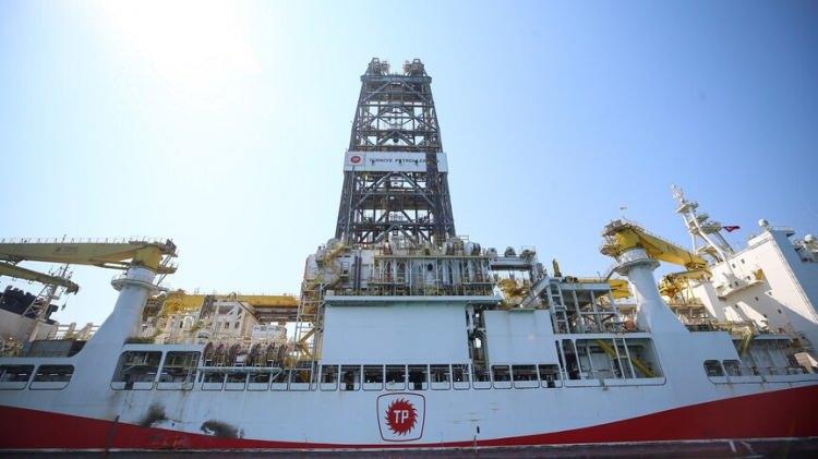 <div>Bayraktar, T&uuml;rkiye'nin uluslararası enerji a&ccedil;ılımının tek bir &uuml;lkeye veya b&ouml;lgeye bağlı olmadığını belirterek &ccedil;ok y&ouml;nl&uuml; ve &ccedil;eşitlendirilmiş bir coğrafi portf&ouml;y oluşturulduğunu dile getirdi.</div>

<div>&nbsp;</div>

<div>Haziranda imzalanan &uuml;retim paylaşım anlaşmalarıyla Libya'nın kara ve deniz ruhsat sahalarında arama faaliyetlerinin &ouml;n&uuml;n&uuml;n a&ccedil;ıldığını ifade eden Bayraktar, şunları kaydetti:</div>

<div>&nbsp;</div>

<div>"Bu adımlar, T&uuml;rkiye-Libya enerji işbirliğinin yeni bir seviyeye taşınmasını ve TPAO'nun Kuzey Afrika'daki varlığının g&uuml;&ccedil;lendirilmesini ama&ccedil;lıyor. &Ouml;te yandan, Oru&ccedil; Reis sismik araştırma gemimizin muson d&ouml;neminin ardından Pakistan'a intikal ederek sismik veri toplama &ccedil;alışmalarına başlaması planlanıyor. Suriye'de petrol ve madencilik alanlarında işbirliği imkanlarının geliştirilmesine y&ouml;nelik &ccedil;alışmalar devam ediyor. Umman'da Blok 80 i&ccedil;in İmtiyaz Anlaşması ve Ortak İşletme Anlaşması imzalandı. Bu adım, TPAO'nun K&ouml;rfez b&ouml;lgesindeki uluslararası faaliyetlerinin genişletilmesi a&ccedil;ısından &ouml;nem taşıyor. Ayrıca Afrika'da Gine Bissau, Angola, Liberya'da yeni operasyonlar i&ccedil;in yoğun &ccedil;alışıyoruz."</div>

<div>&nbsp;</div>
