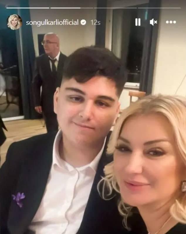 <p>Annesine estetik m&uuml;dahaleler konusunda uyarılarda bulunduğu belirtilen Efe Furkan G&uuml;m&uuml;ş, aradan ge&ccedil;en yılların ardından b&uuml;y&uuml;m&uuml;ş haliyle yeniden g&uuml;ndeme geldi.</p>

<p>&nbsp;</p>
