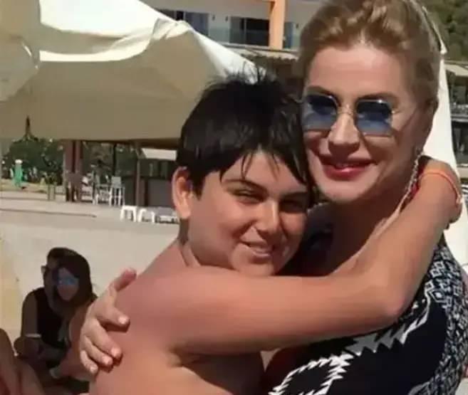 <p><em><strong>&ldquo;İyi ki doğdun can par&ccedil;am. Allah&rsquo;tan tek dileğim seni iyilerle karşılaştırsın. Nice mutlu yılların olsun.</strong></em></p>

<p>&nbsp;</p>
