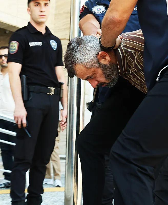 <p>S&ouml;z konusu haberleşme y&ouml;ntemiyle yiyecek temini, sağlık sorunları, yurtdışına ka&ccedil;ış planı, ailesine bilgi verilmesi, maddi destek g&ouml;nderilmesi ve gizlenmesine yardımcı olan Ayşe Alanur Karetepe Muğla Menteşe'de yapılan operasyonla g&ouml;zaltına alındı.</p>
