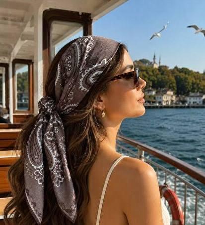 <p><span style="color:#800080"><strong>BANDANA VE FULARLAR</strong></span></p>

<p>&nbsp;</p>

<p>2026 yazının en dikkat &ccedil;eken aksesuarlarından biri hi&ccedil; ş&uuml;phesiz bandanalar. &Ouml;zellikle &uuml;nl&uuml; isimlerin de tercih ettiği başa bağlanan bandana ve fularlar, sıcak havalarda sa&ccedil;ları kontrol altında tutarken kombine retro ve romantik bir hava katıyor.</p>

<p>Ancak kullanım alanı yalnızca sa&ccedil;larla sınırlı değil. K&uuml;&ccedil;&uuml;k bir fuları &ccedil;anta sapına bağlayabilir, boynunuza takabilir ya da pareo ve kemer gibi farklı şekillerde değerlendirebilirsiniz. B&ouml;ylece tek bir aksesuarla birden fazla kombin yapabilirsiniz.</p>
