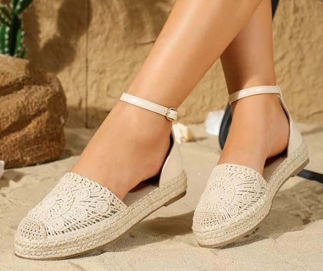 <p><span style="color:#800080"><strong>SANDALETLER</strong></span></p>

<p>&nbsp;</p>

<p>Aksesuar deyince yalnızca takı ve &ccedil;antaları d&uuml;ş&uuml;nmemek gerekiyor. Ayakkabılar da 2026 yazının dikkat &ccedil;eken detayları arasında.</p>

<p>&Ouml;zellikle ince bantlı sandaletler, s&uuml;slemeli modeller ve rafya gibi doğal dokular kullanılan tasarımlar yaz kombinlerine uyum sağlıyor. Ayrıca klasik parmak arası terliklerin daha şık ve tasarım odaklı yorumları da sezonun dikkat &ccedil;eken se&ccedil;enekleri arasında.</p>
