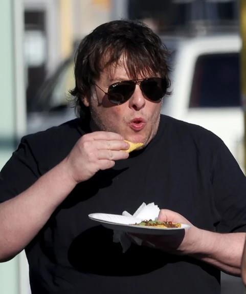 <p>Cuma g&uuml;n&uuml; Los Angeles'ta bir arkadaşıyla birlikte g&ouml;r&uuml;nt&uuml;lenen Edward Furlong bir markete uğradıktan sonra bir sokak satıcısından taco yerken fotoğrafları &ccedil;ekildi</p>
