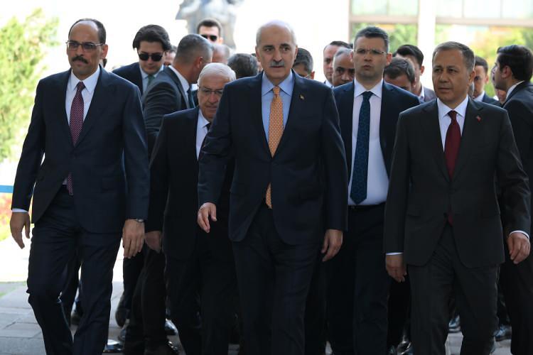 <p>Kısa s&uuml;rede sosyal medya g&uuml;ndeminde ilk sıraya y&uuml;kselen &ccedil;alışmaya kabine &uuml;yeleri, milletvekilleri ve &ccedil;ok sayıda siyasi isim destek verdi.</p>
