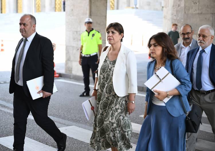 <p>Paylaşımlarda "Milli Dayanışma" etiketi &ouml;ne &ccedil;ıkarken, "Ter&ouml;rs&uuml;z T&uuml;rkiye" hedefinin ekonomik kalkınma, refah ve toplumsal b&uuml;t&uuml;nleşme a&ccedil;ısından taşıdığı &ouml;neme dikkat &ccedil;ekildi.</p>
