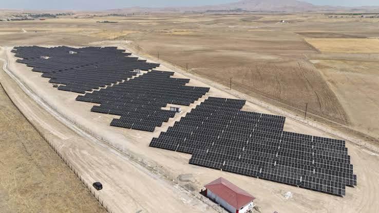 <p>Kampanyada paylaşılan verilere g&ouml;re, ter&ouml;rle m&uuml;cadelenin T&uuml;rkiye'ye maliyeti olan 2,3 trilyon dolarlık kaynakla &uuml;lkenin yaklaşık 23 yıllık elektrik ihtiyacını karşılayabilecek g&uuml;neş enerji santralleri veya 17 yıllık elektrik ihtiyacını karşılayabilecek r&uuml;zgar enerji santralleri kurulabileceği ifade edildi.</p>
