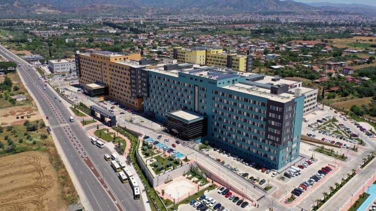 <p>&Ccedil;alışmada, 2,3 trilyon dolarlık kaynağın sağlık alanına aktarılması durumunda 5 bin 150 adet bin yataklı şehir hastanesi ile 3 milyon 650 bin 750 adet aile sağlığı merkezi yapılabileceği ifade edildi.</p>
