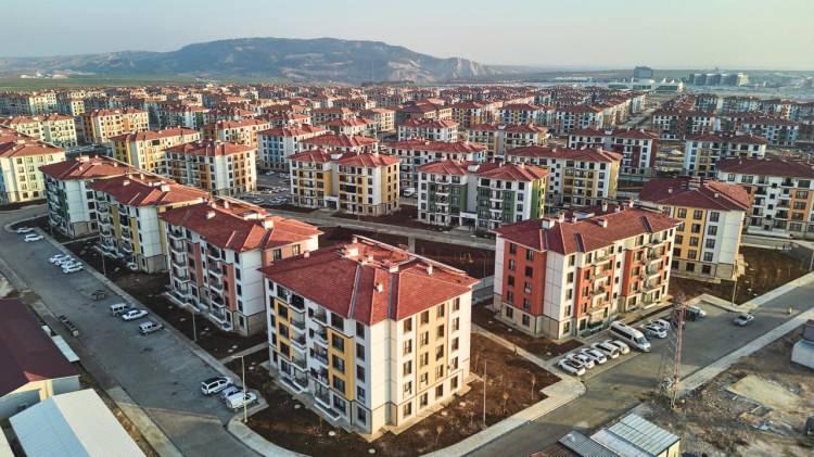 <p>Şehirleşme alanında ise bu b&uuml;t&ccedil;eyle 36 milyon 298 bin sosyal konut veya 31 milyon 112 bin 600 deprem konutunun inşa edilebileceği aktarıldı.</p>
