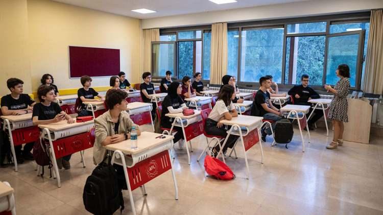 <p>Eğitim yatırımları kapsamında ise her biri 24 derslikten oluşan 460 bin okul ve toplam 11 milyon dersliğin yapılabileceği vurgulandı.</p>
