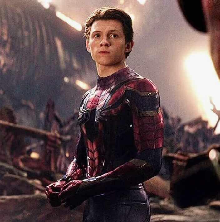 <p>Yeni filmle beyazperdede boy g&ouml;steren oyuncu Tom Holland, s&uuml;per kahraman rol&uuml;yle başarısına bir yenisini daha ekledi.</p>
