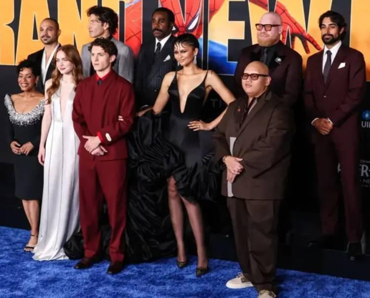 <p>Spider-Man: Brand New Day g&ouml;sterime girdiği ilk hafta sonunda ABD gişesinde tarihi bir a&ccedil;ılışa imza atarak Avengers: Endgame'i geride bıraktı. Film, d&uuml;nya genelinde ise yalnızca altı g&uuml;n i&ccedil;inde 1,05 milyar dolarlık&nbsp; (yaklaşık 49.974.855.000 TL) hasılata ulaştı.&nbsp;</p>

