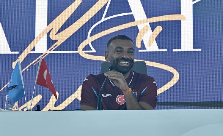 <p>Taraftarın desteğini g&ouml;r&uuml;nce şoka uğradığını ifade eden Salah, kupalar kazanmak i&ccedil;in elinden geleni yapacağını s&ouml;yledi.</p>
