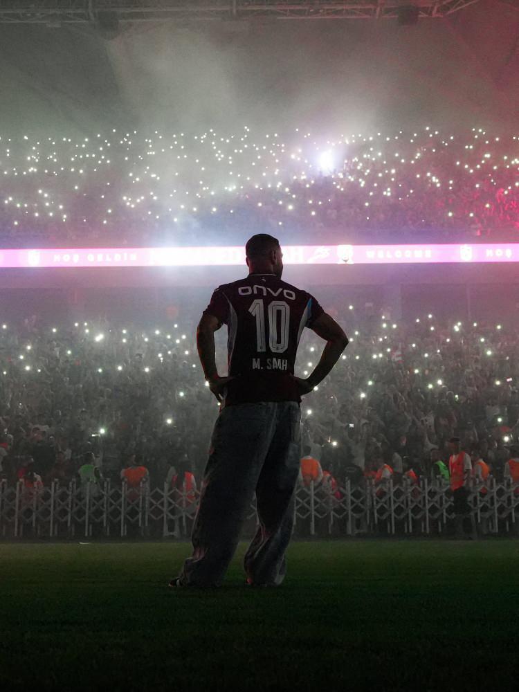 <p>Salah, daha sonra sahaya &ccedil;ıkarak trib&uuml;nleri dolaştı ve taraftarlara "&uuml;&ccedil;l&uuml;" &ccedil;ektirdi.</p>
