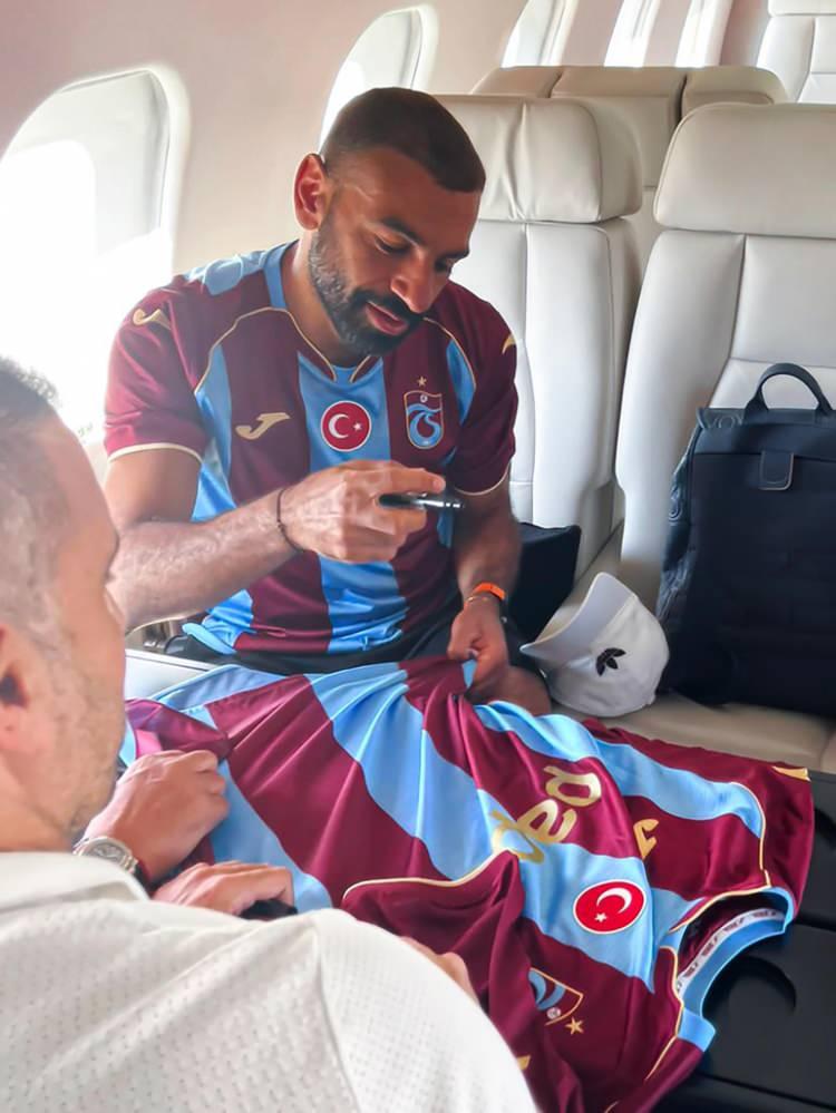 <p>Burada ge&ccedil;irdiği toplam 9 senede forma giydiği 442 ma&ccedil;ta 257 kez fileleri sarsan Salah, ayrıca Kırmızılar ile 2 Premier Lig, UEFA Şampiyonlar Ligi, UEFA S&uuml;per Kupası, FIFA Kul&uuml;pler D&uuml;nya Kupası, FA Cup ve Community Shield zaferleri kazanmasının yanı sıra 2017-2018, 2018-2019, 2021-2022 ve 2024-2025 Premier Lig sezonlarında gol krallığı yaşadı.</p>
