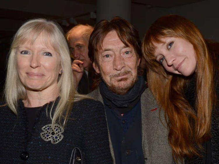 <p><strong>57 yıllık mutlu evliliğinde Josephine ve Julia adında iki kız &ccedil;ocuğu olan Chris Rea, mahkeme kayıtlarına g&ouml;re vasiyetinde eşi Joan Rea'ya 14 milyon 435 bin 894 sterlin bıraktı.</strong></p>
