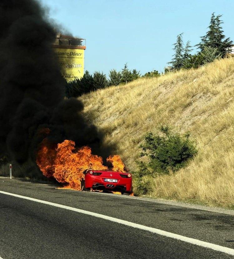 <p>&Ouml;ğle saatlerinde Ankara &Ccedil;evre Yolu Bağlum mevkisinde seyir halindeyken alev alan 06 PVR 87 plakalı l&uuml;ks spor otomobil, yanmaya başladı.</p>
