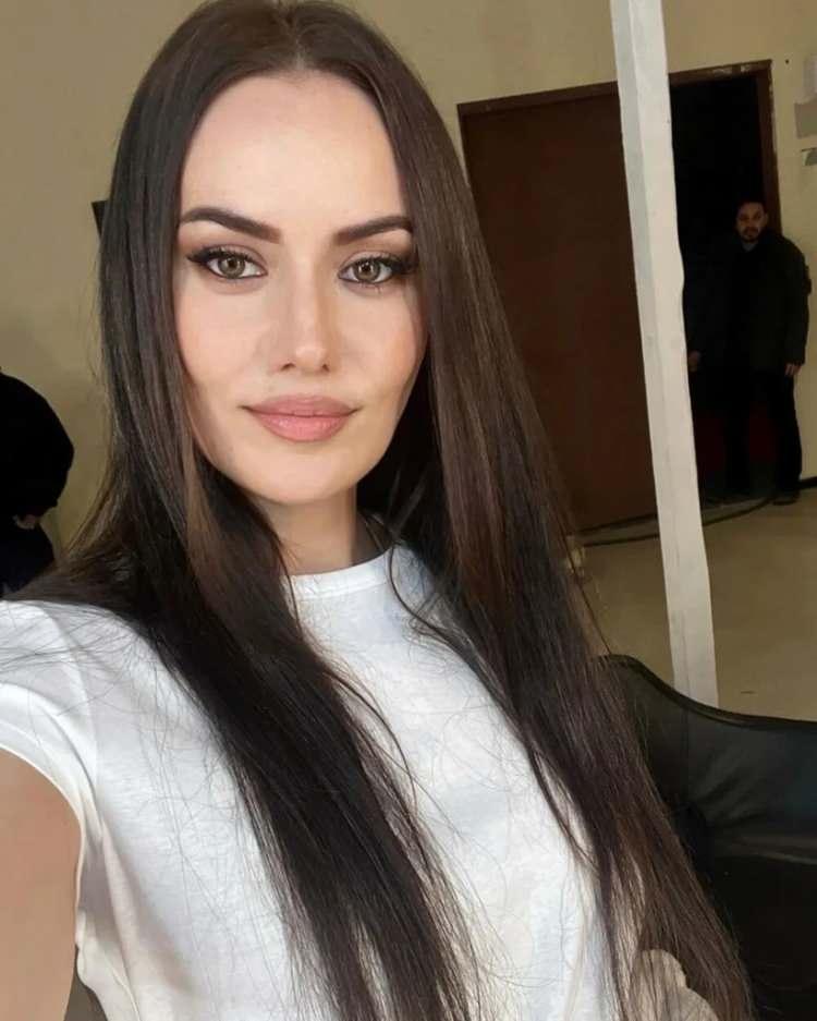 <p><span style="color:#B22222"><strong>5- FAHRİYE EVCEN</strong></span></p>
