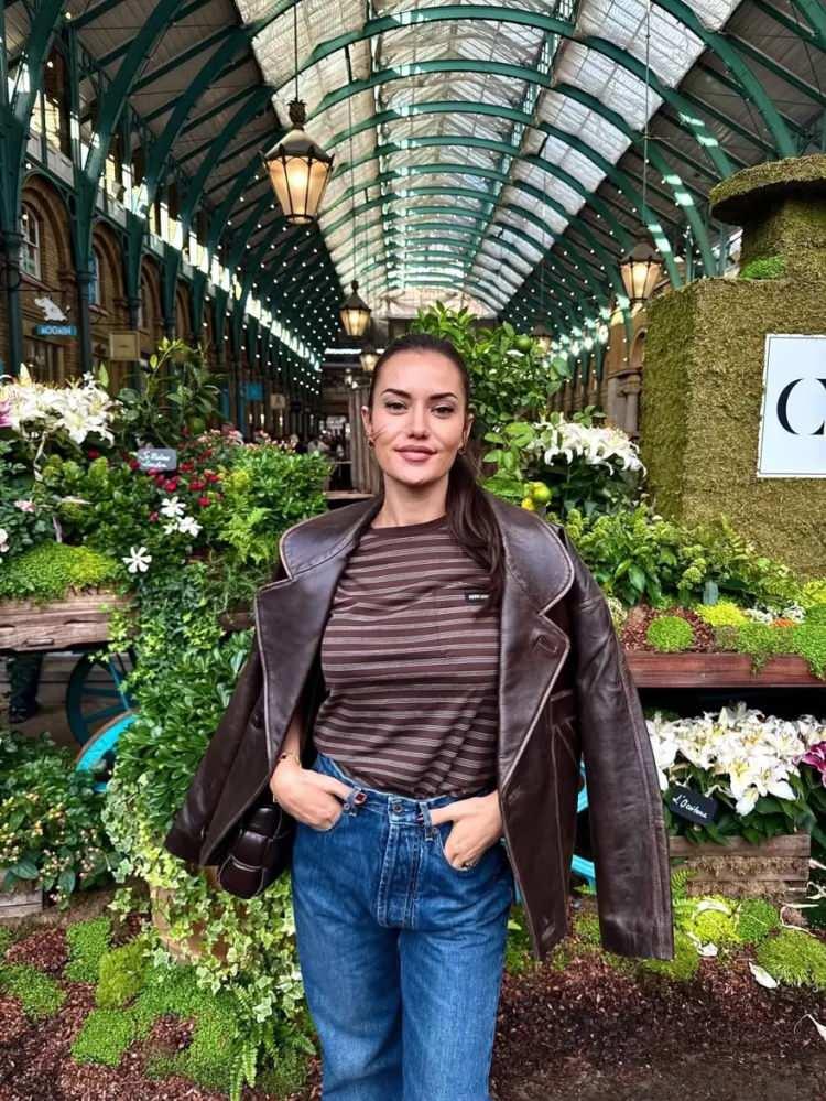 <p><strong>Listenin beşinci sırasında Fahriye Evcen yer alıyor. Klasik g&uuml;zellik anlayışının g&uuml;&ccedil;l&uuml; temsilcilerinden biri olan Evcen, &ouml;zellikle g&ouml;zleri, belirgin kaşları ve y&uuml;z ovalindeki uyumla dikkat &ccedil;ekiyor. Dengeli ve feminen y&uuml;z hatları, onu listenin iddialı isimlerinden biri haline getiriyor.</strong></p>
